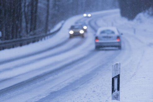 Deutschland, Bayern, Schaeftlarn, Autos auf Landstraße im Winter - TCF001353