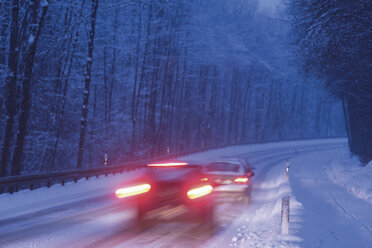 Germany, Bavaria, Schaeftlarn, cars on country road in winter - TCF001354