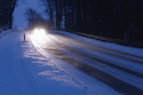 Deutschland, Bayern, Schaeftlarn, Auto auf Landstraße im Winter - TCF001356