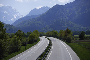 Deutschland, Bayern, Eschenlohe, Landstraße mit Blick auf die Zugspitze - TCF001375