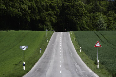 Deutschland, Bayern, Wadlhausen, Kreisstraße - TCF001377