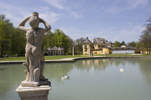 Österreich, Salzburg, Blick auf den Schlossgarten von Schloss Hellbrunn - WWF001406