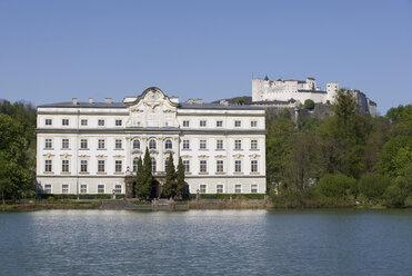 Österreich, Salzburg, Blick auf Schloss Leopoldskron und Burg Hohensalzburg am Leopoldskroner Weiher - WWF001407