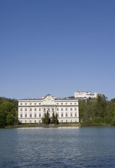 Österreich, Salzburg, Blick auf Schloss Leopoldskron und Burg Hohensalzburg am Leopoldskroner Weiher - WWF001408