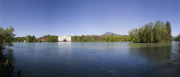 Österreich, Salzburg, Blick auf Schloss Leopoldskron und Burg Hohensalzburg am Leopoldskroner Weiher - WWF001409