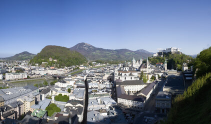 Österreich, Salzburg, Blick auf die Altstadt mit Bergen im Hintergrund - WWF001410