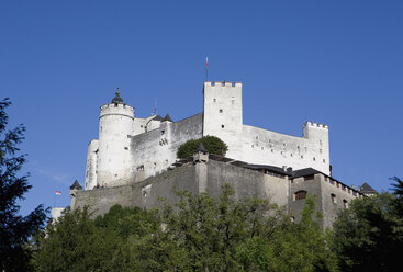 Österreich, Salzburg, Blick auf die Burg Hohensalzburg gegen blauen Himmel - WWF001412