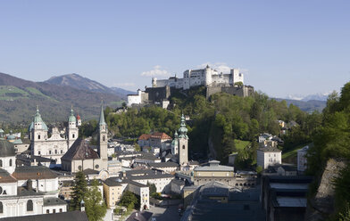 Österreich, Salzburg, Blick auf Burg Hohensalzburg und Altstadt - WWF001420