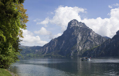 Österreich, Salzkammergut, Traunkirchen, Blick auf Boot im Traunsee mit Bergen - WWF001430