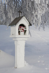 Österreich, Salzkammergut, Mondsee, Blick auf ein Wegkreuz im Winter - WWF001431