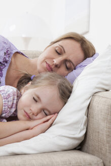 Deutschland, München, Mutter und Tochter (4-5) schlafen auf dem Sofa - RBF000286