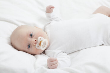 Germany, Munich, (2-5 months) baby boy with dummy, portrait - RBF000277