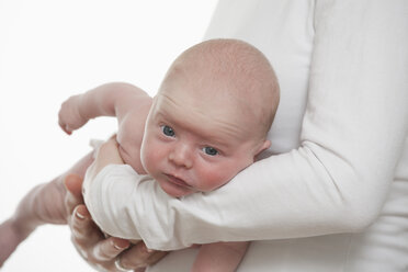 Deutschland, München, Mutter hält (0-1 Monate) neugeborenen Jungen - RBF000311