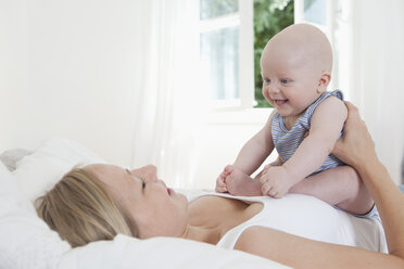 Germany, Munich, Mother playing with (2-5 months) baby boy - RBF000263