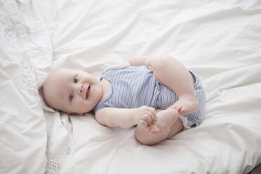 Deutschland, München, (2-5 Monate) Baby-Junge auf Bett, Portrait - RBF000256