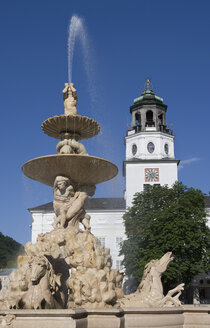 Österreich, Salzburg, Residenzplatz, Residenzbrunnen, Glockenspiel, Ansicht des Brunnens - WWF001433