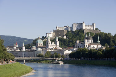 Österreich, Salzburg, Makartsteg, Blick auf die Burg Hohensalzburg mit Salzach - WWF001435
