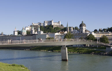 Österreich, Salzburg, Makartsteg, Blick auf die Burg Hohensalzburg mit Salzach - WWF001436