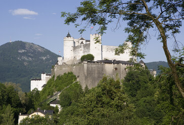 Österreich, Salzburg, Blick auf die Festung Hohensalzburg mit Gaisberg - WWF001438