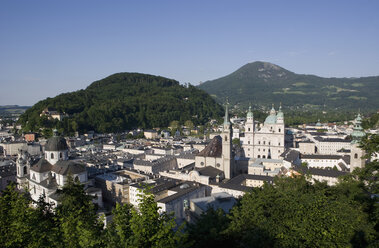 Österreich, Salzburg, Franziskanerkirche, Ansicht des Doms mit Gaisberg - WWF001440