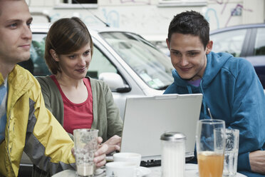 Germany, Berlin, Man and woman using laptop - WESTF015110