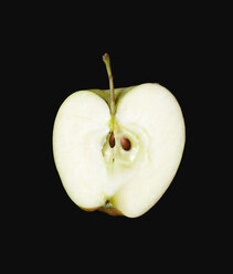 Halber Apfel vor schwarzem Hintergrund - PSF000590
