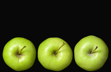 Grüne Äpfel auf schwarzem Hintergrund - PSF000592