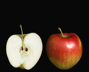 Äpfel auf schwarzem Hintergrund - PSF000593
