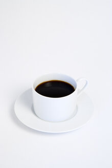 Tasse mit heißem schwarzen Kaffee auf weißem Hintergrund - PSF000597