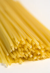 Spaghetti auf weißem Hintergrund - PSF000419