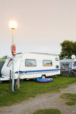 Deutschland, Mecklenburg-Vorpommern, Silz, Campinganhänger mit abgestelltem Fahrrad, lizenzfreies Stockfoto