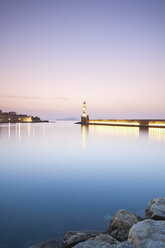 Griechenland, Kreta, Chania, Blick auf den Hafen in der Abenddämmerung - MSF002400