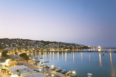 Griechenland, Kreta, Sitia, Blick auf die Stadt mit Hafen in der Abenddämmerung - MSF002395