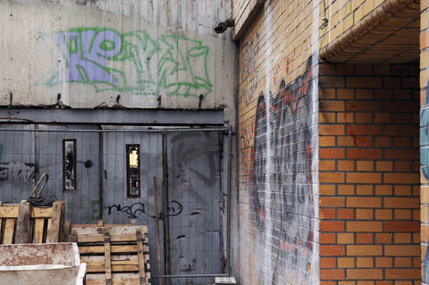 Deutschland, München, Graffiti an Hauswänden, lizenzfreies Stockfoto