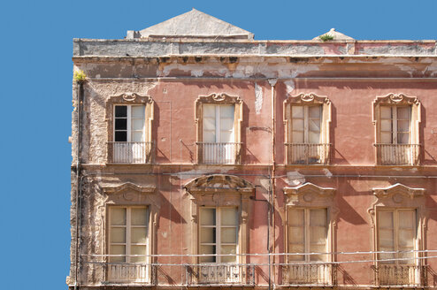 Italien, Sardinien, Cagliari, Blick auf altes Appartementhaus - LRF000530