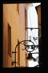 Italien, Sardinien, Cagliari, Blick auf Gebäude und Straßenlaterne - LRF000531