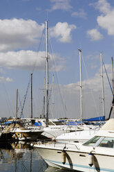 Italien, Sardinien, Cagliari, Segelboote im Hafen - LRF000536