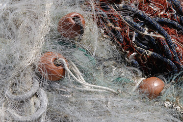 Italien, Sardinien, Cagliari, Nahaufnahme eines Fischernetzes - LRF000508