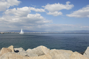 Italien, Sardinien, Cagliari, Blick auf Segelschiff - LRF000509