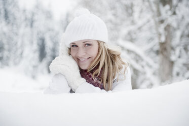 Austria, Altenmarkt, Woman smiling, portrait - HHF003400