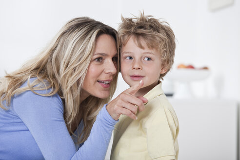 Mutter und Sohn schauen weg - LDF000830