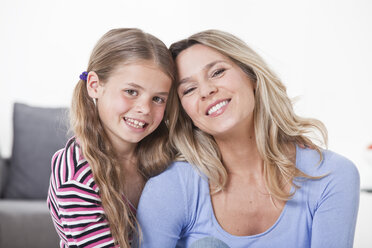 Mutter und Tochter lächelnd, Porträt - LDF000848