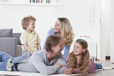 Family having fun and smiling - LDF000846