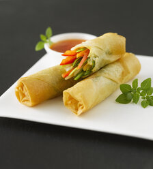 Spring rolls with chili sauce - KSWF000611