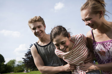 Deutschland, Berlin, Teenager-Mädchen und Junge lächelnd - WESTF015306