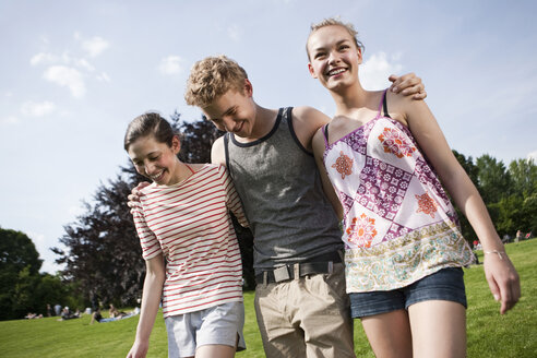 Germany, Berlin, Teenage girls and boy smiling - WESTF015313