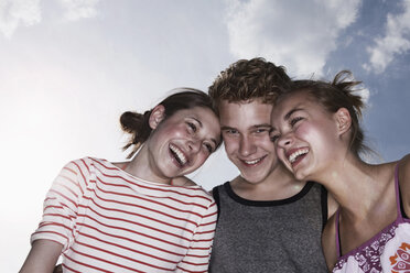 Germany, Berlin, Teenage girls and boy smiling - WESTF015348