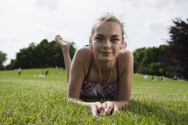 Germany, Berlin, Teenage girl listening music - WESTF015362