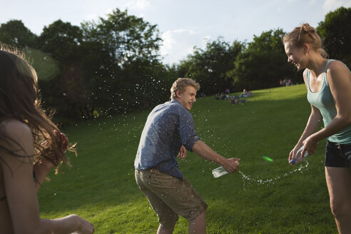 Deutschland, Berlin, Teenager Mädchen und Junge spielen im Park - WESTF015367