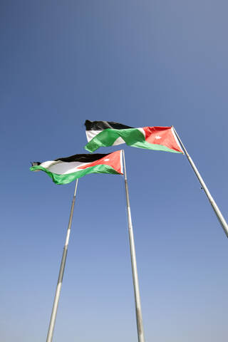 Jordanien, Ansicht der jordanischen Nationalflaggen gegen den Himmel, lizenzfreies Stockfoto